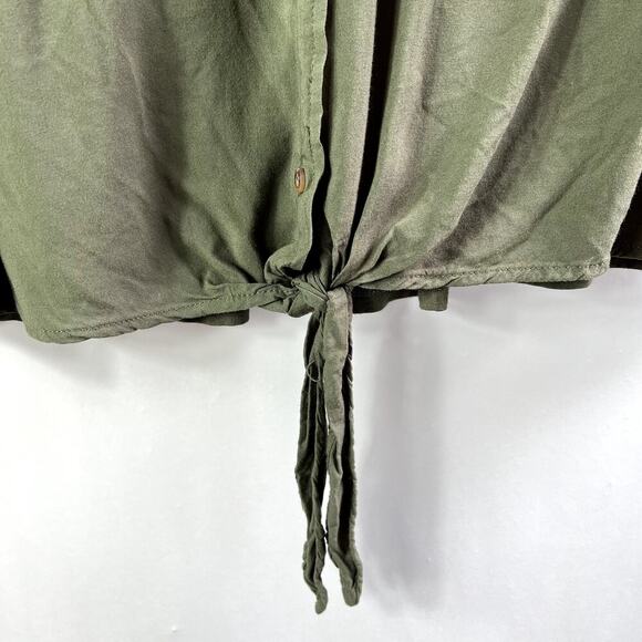 Tinsel Green Short Sleeve, Collared, Button Down Blouse Size 2X - Picture 2 of 7